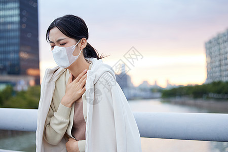女性呼吸困难捂胸口高清图片
