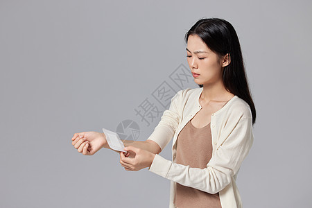 女性在手腕上贴膏药图片