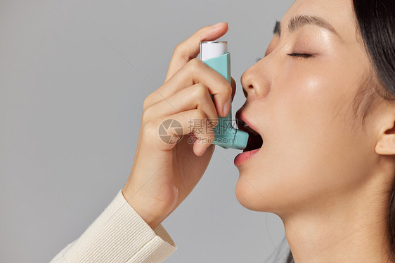 生病的女性使用哮喘喷雾图片