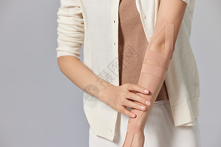 女性手腕关节疼痛特写图片