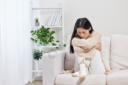 独自居家感到难过的女性图片