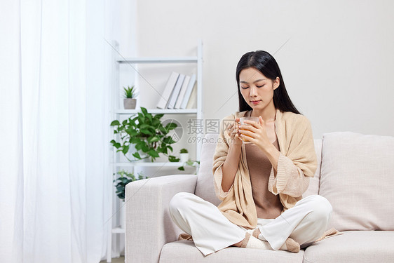 冬季保暖喝姜茶的女性图片