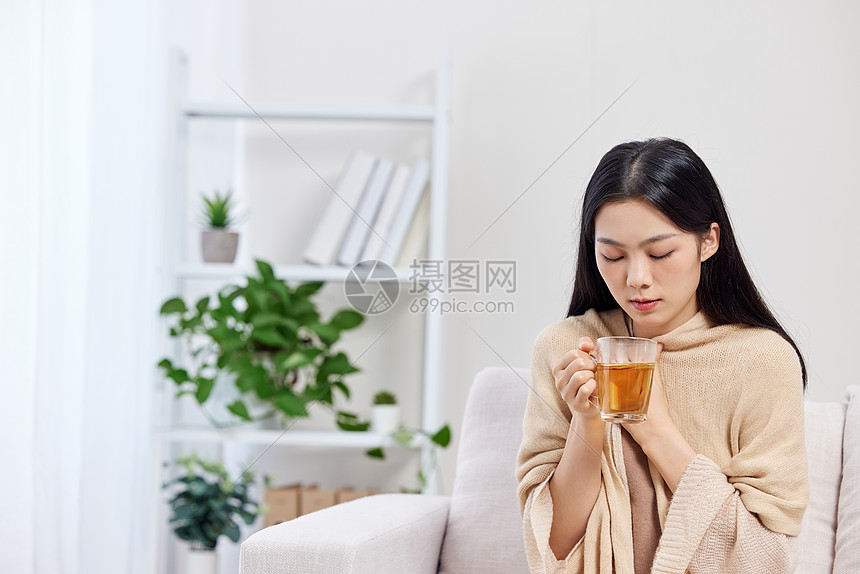 冬季保暖喝姜茶的青年女性图片