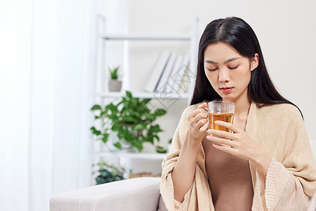 冬季喝姜茶保暖的女性背景图片