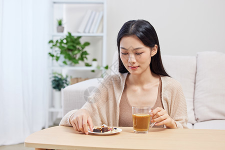 秋冬居家女性享用热饮图片