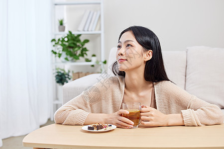 秋冬居家女性喝热饮背景图片