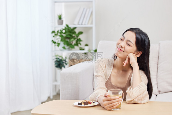 秋冬居家女性热饮休闲图片