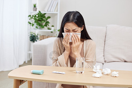 居家女性生病打喷嚏高清图片