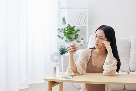 居家女性使用耳温枪图片