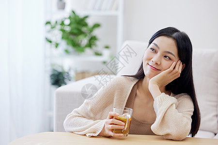 秋冬居家女性喝热饮背景图片