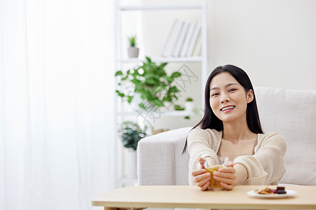 冬季保暖喝姜茶的居家女性背景图片