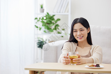 秋日悠闲居家女性图片