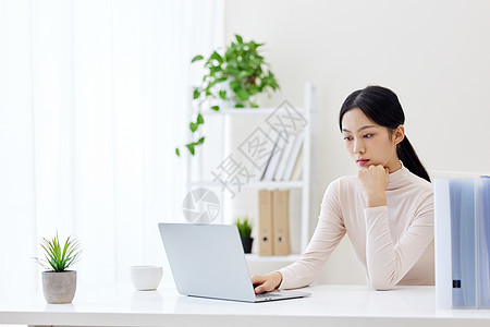 居家办公的青年女性背景图片