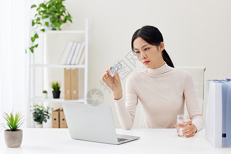 职场女性生病吃药形象图片