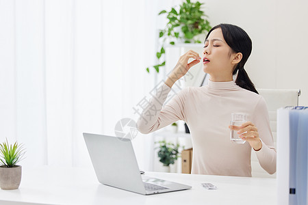 职场女青年生病吃药图片