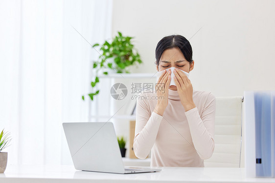 职场女性鼻炎过敏打喷嚏图片