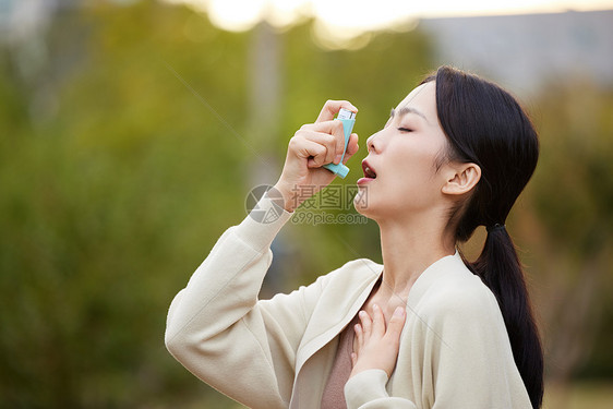 女性室外使用哮喘喷雾图片