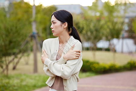 秋冬寒冷生病女性形象图片