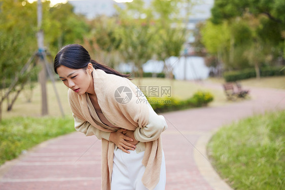 女性经期肚子疼图片