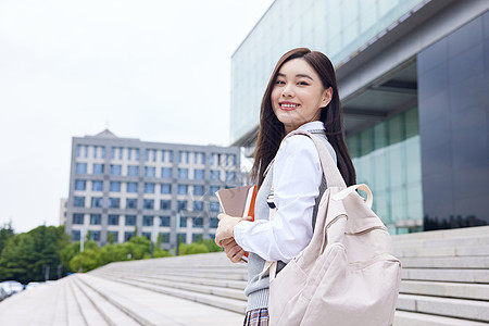 年轻美女学生形象图片