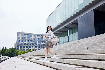 青春女学生开心放学图片