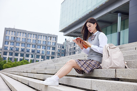 青年节·女学生校园内看书学习背景