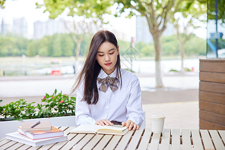 少女年轻美女户外阅读学习背景