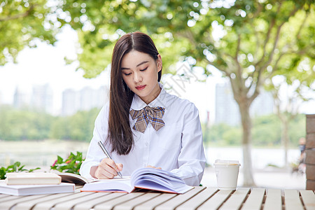 少女背景女学生户外阅读学习背景