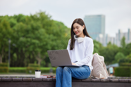 校园电脑年轻大学生使用笔记本电脑背景