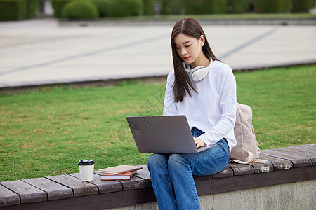 年轻美女大学生户外上网课背景