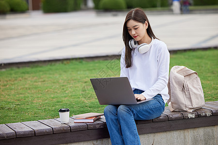 青年美女大学生使用笔记本电脑图片