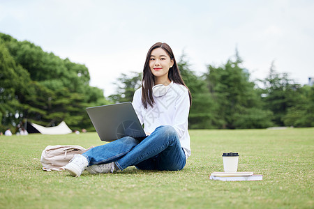 女青年校园草坪上网课学习图片