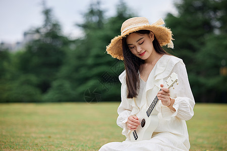 女孩谈尤克里里文艺青年美女草坪上谈尤克里里背景