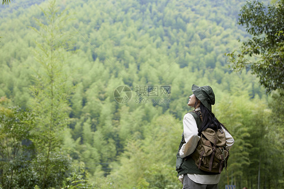 女青年户外徒步形象图片