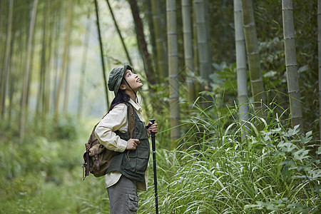 年轻女性竹林里徒步图片