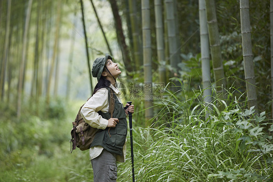 年轻女性竹林里徒步图片