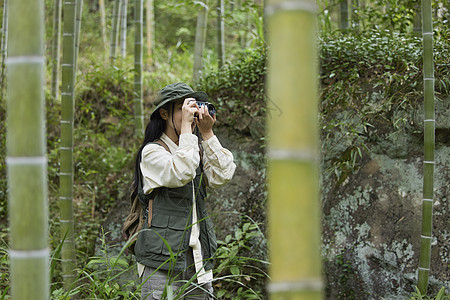 户外登山女青年户外徒步拍照背景