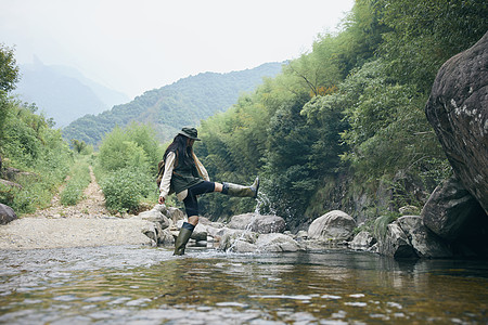 户外登山年轻女性户外溯溪玩水背景