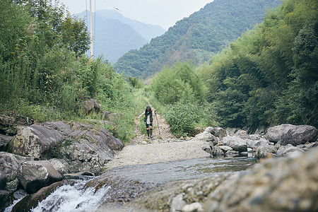 山系女青年户外远行图片