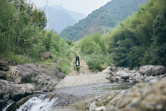 山系女青年户外远行图片