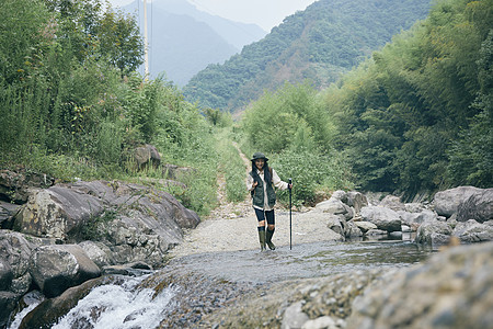 山系女青年户外徒步远行图片