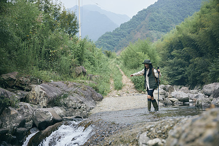 森林美女年轻美女户外溯溪玩水背景