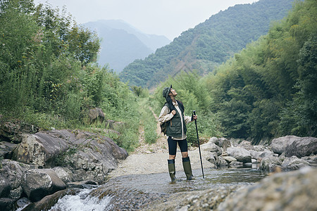 山系女青年户外徒步远行图片