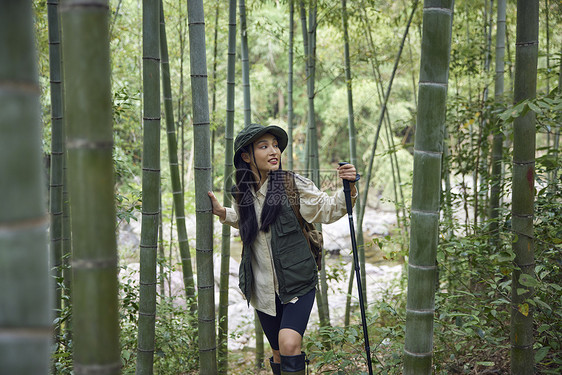 年轻女性竹林里徒步远足图片