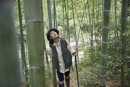 青年女性竹林里徒步图片