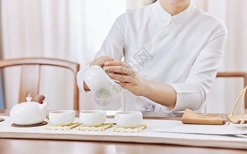 泡茶的青年女性特写素雅高清图片素材