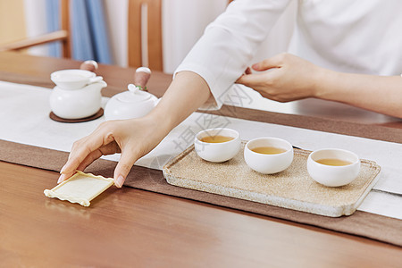 女性茶艺师沏茶手部特写图片