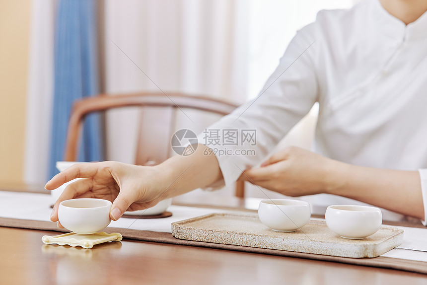 茶艺师泡茶手部特写图片