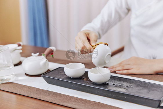 茶艺师清洗茶具手部特写图片