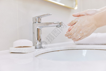 女性洗手手部特写图片
